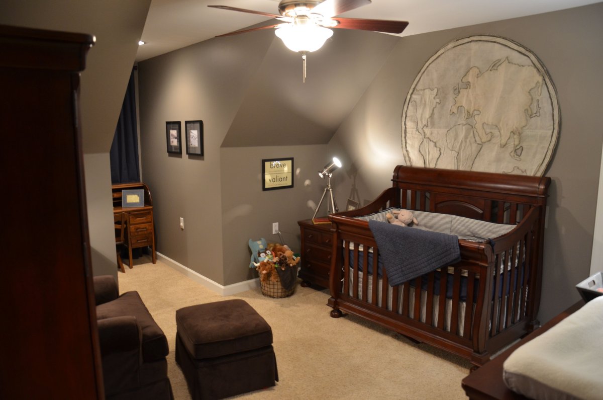 Детская комната с темной мебелью