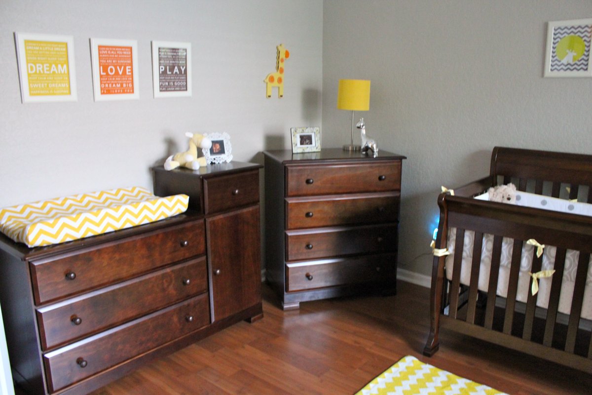 Коричневая мебель в детской комнате