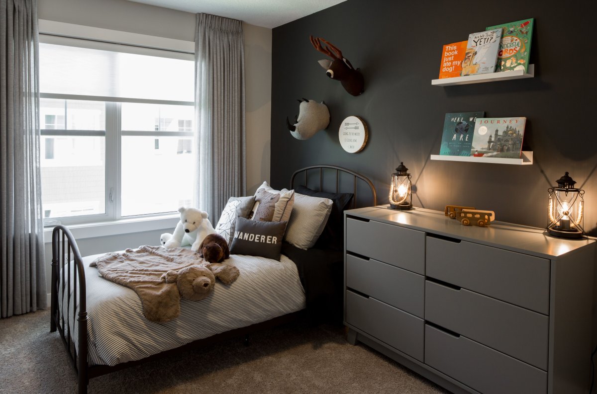 Темный пол в интерьере детской