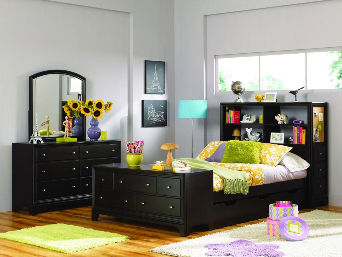 Интерьер детская темная мебель