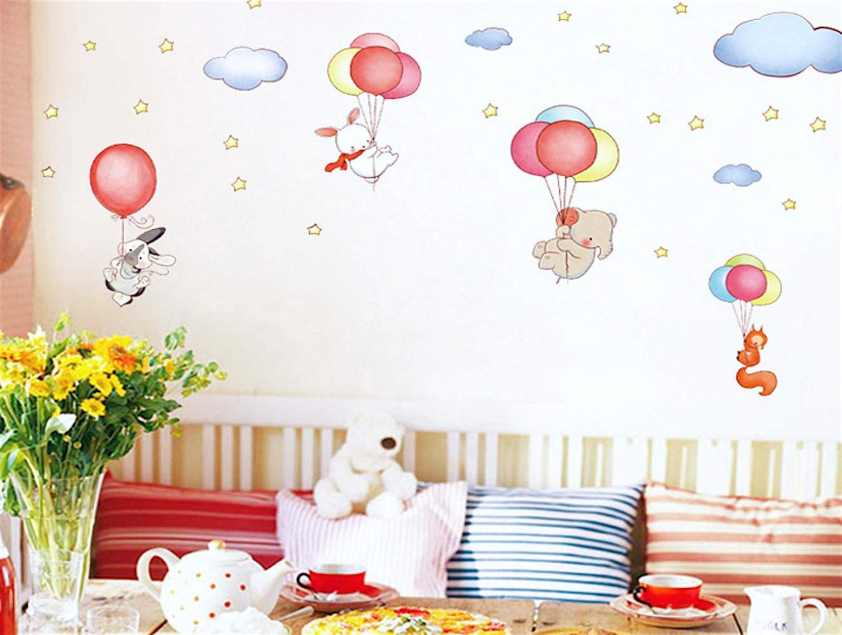 Воздушные шары на стене в детской