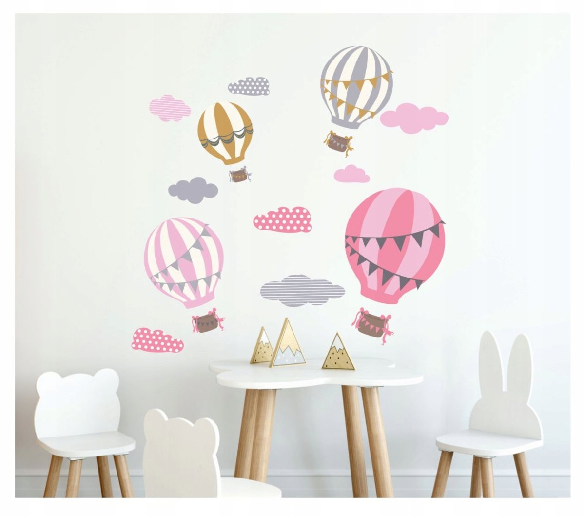 Самолет на стене в интерьере