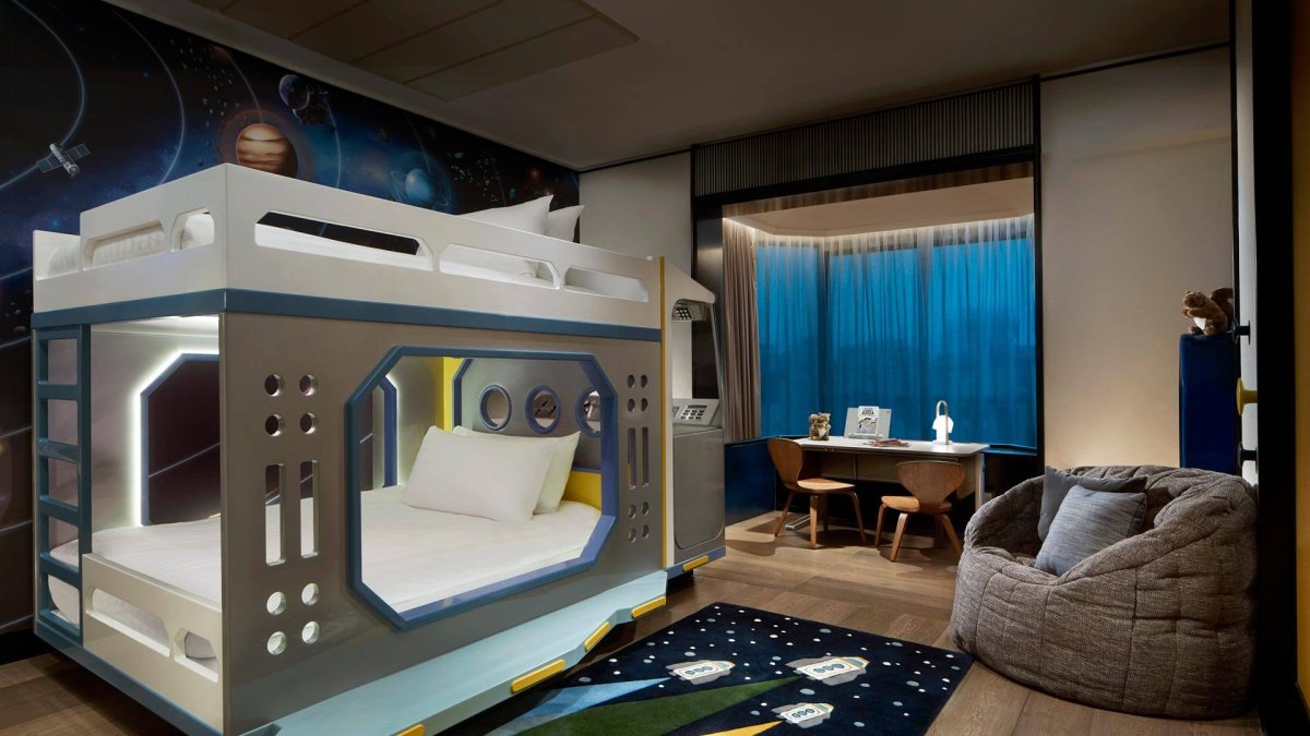 Двухъярусная кровать в ракете аниме