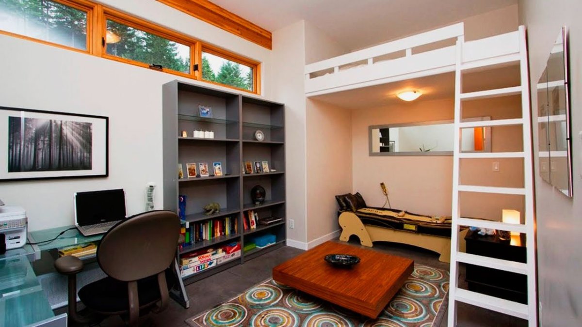 Комната с высокими потолками