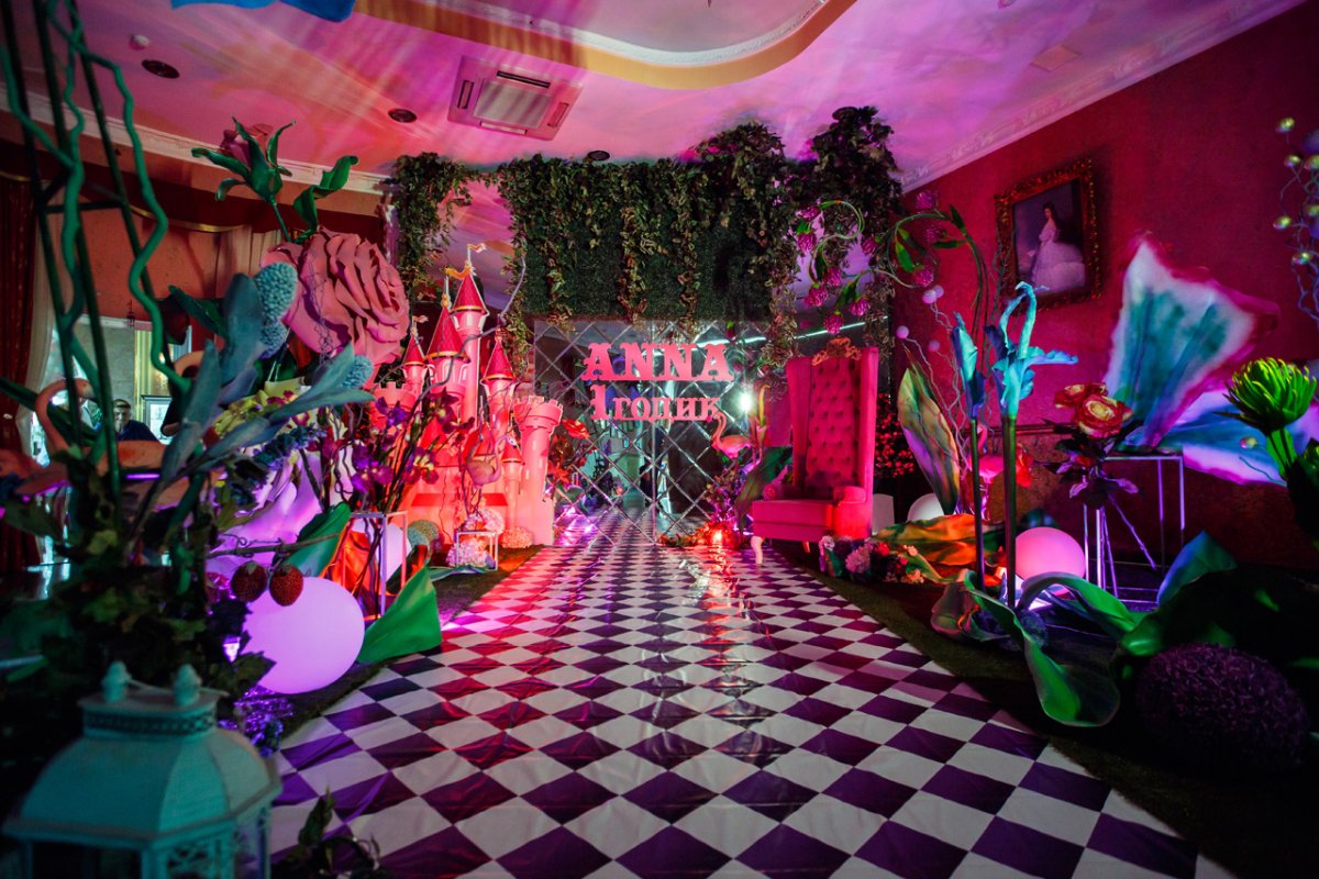 Фотозона Алиса в стране чудес