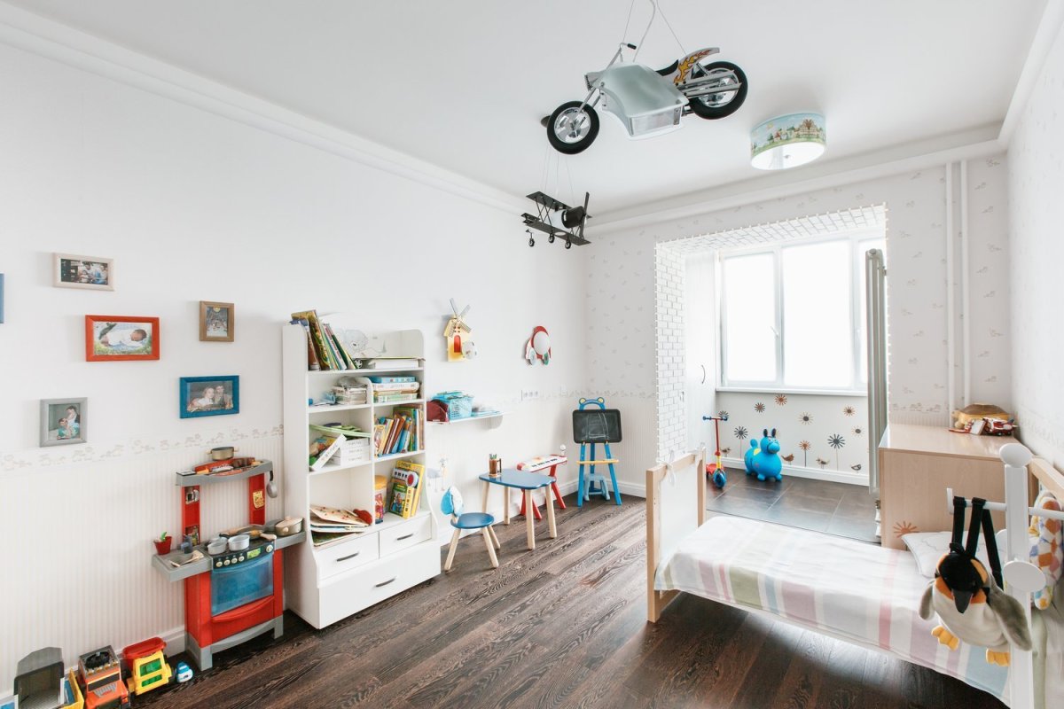 Детская с белыми стенами