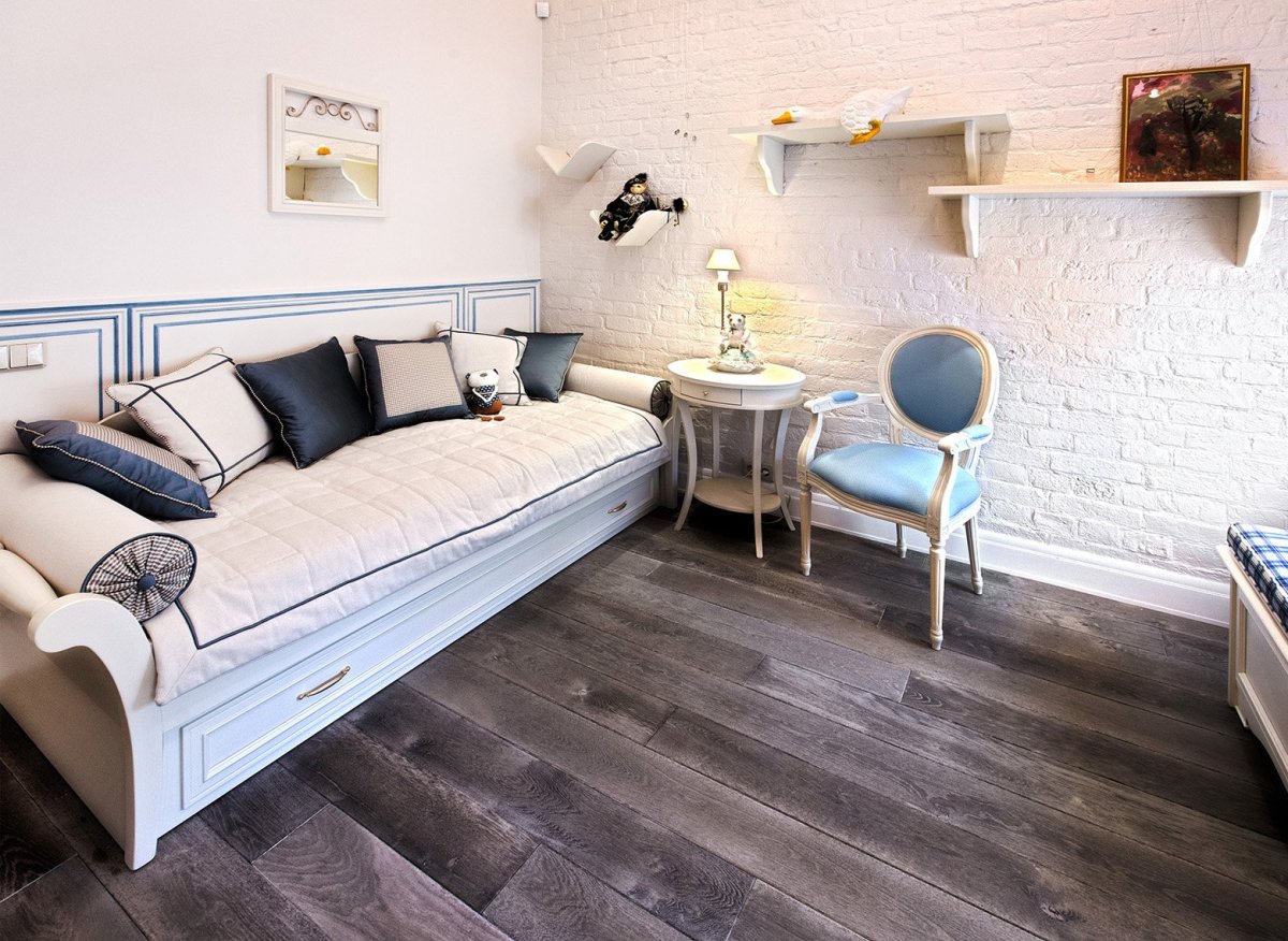 Детская спальня с темным полом