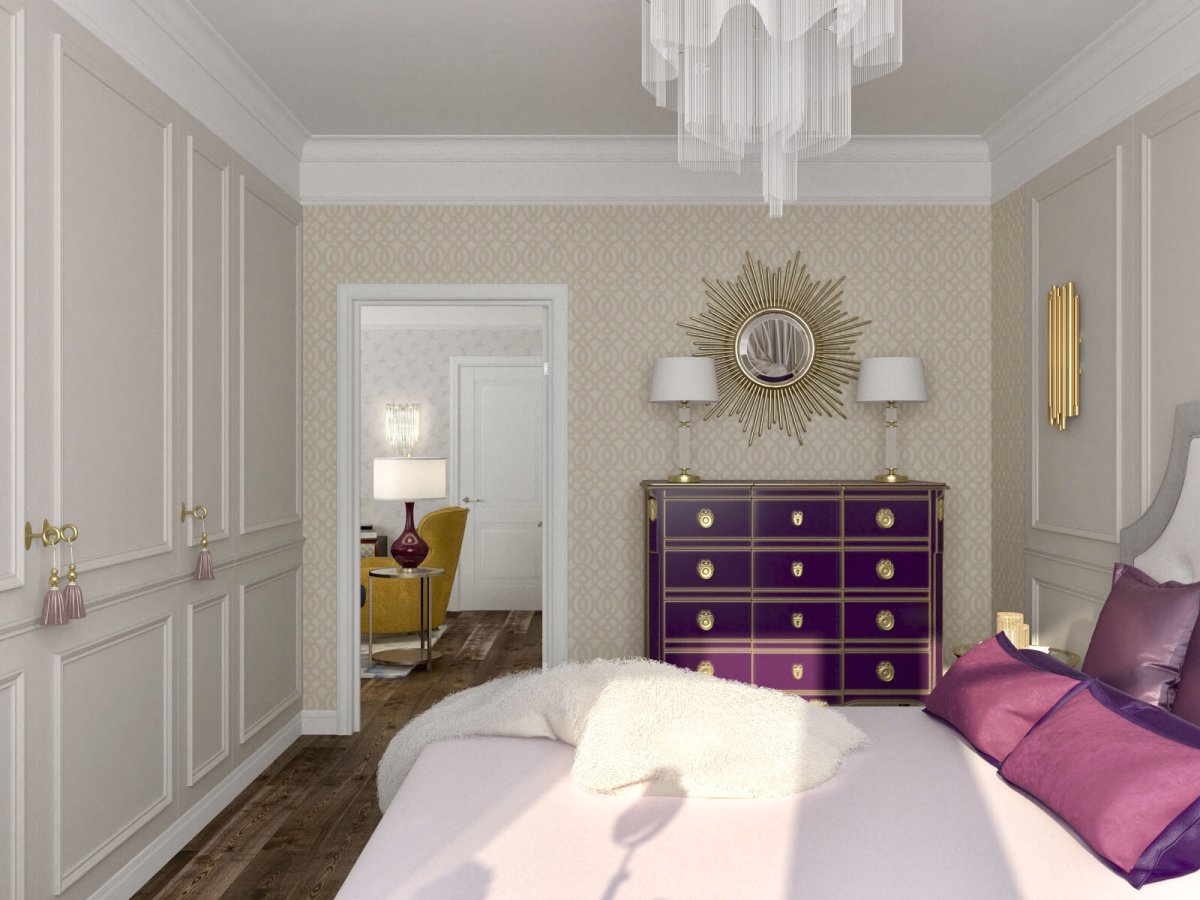 Розовая стена с молдингами