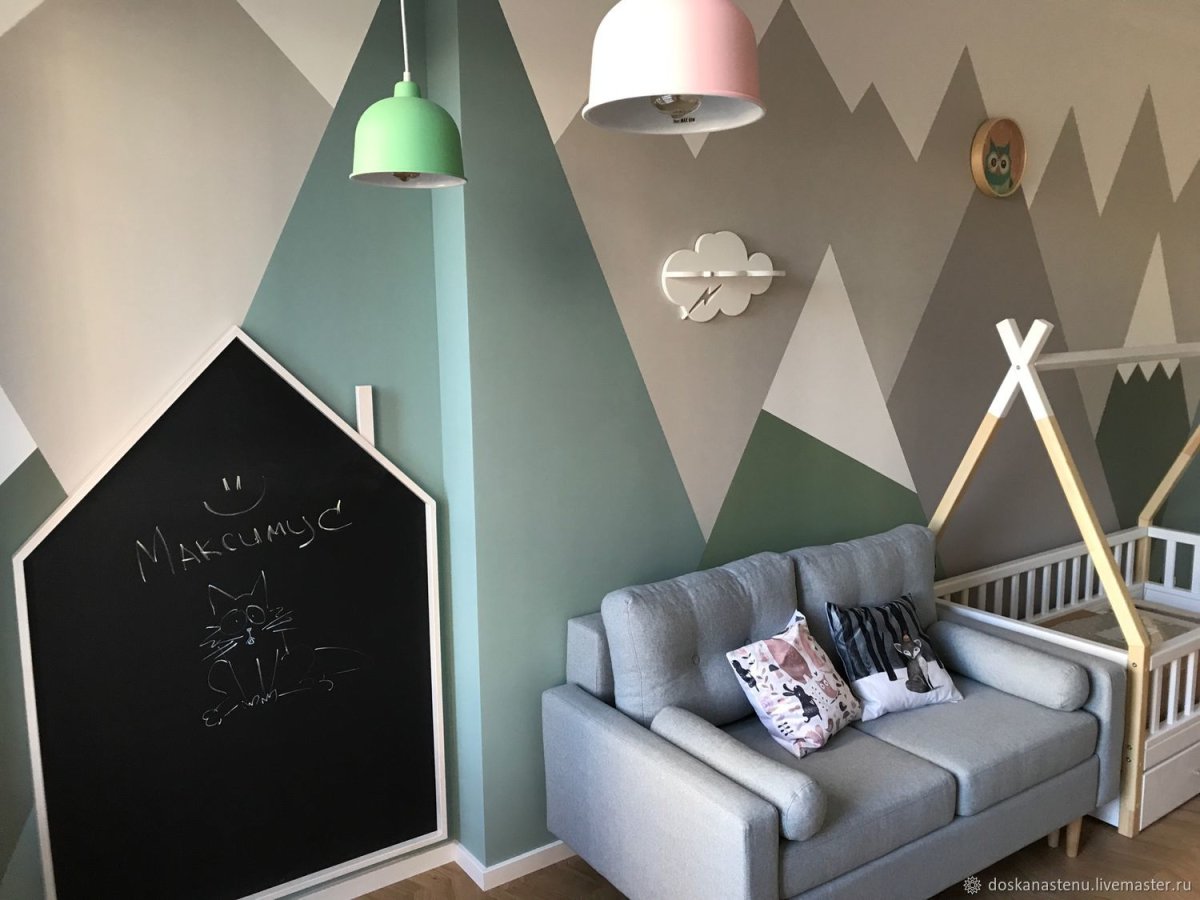 Меловая доска на стене в детской