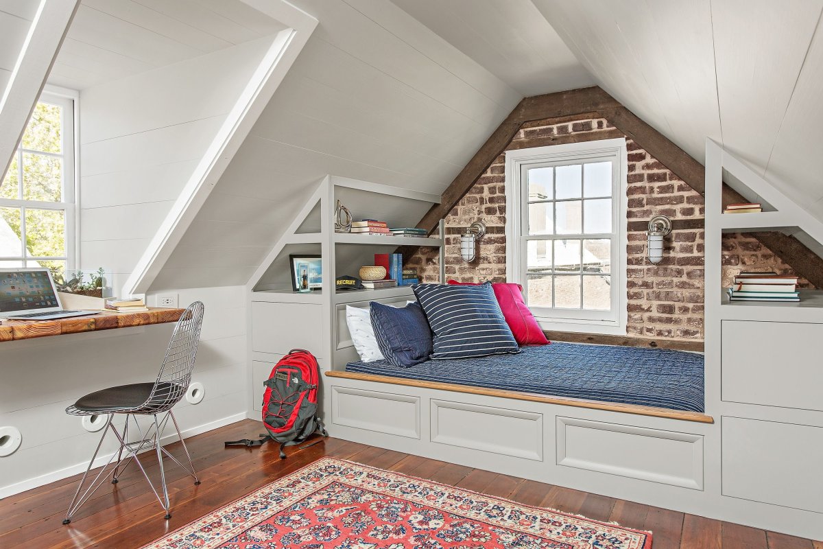 Кровать на мансарде