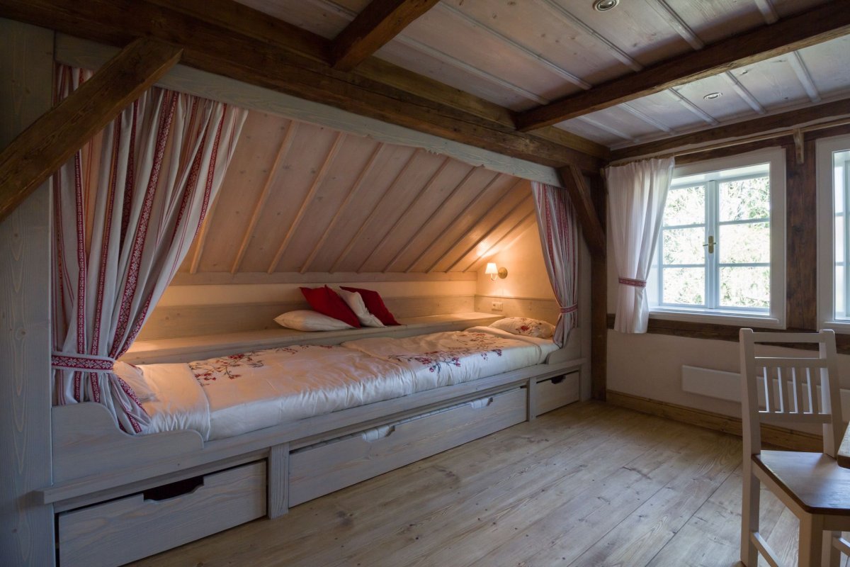 Кровать на мансарде