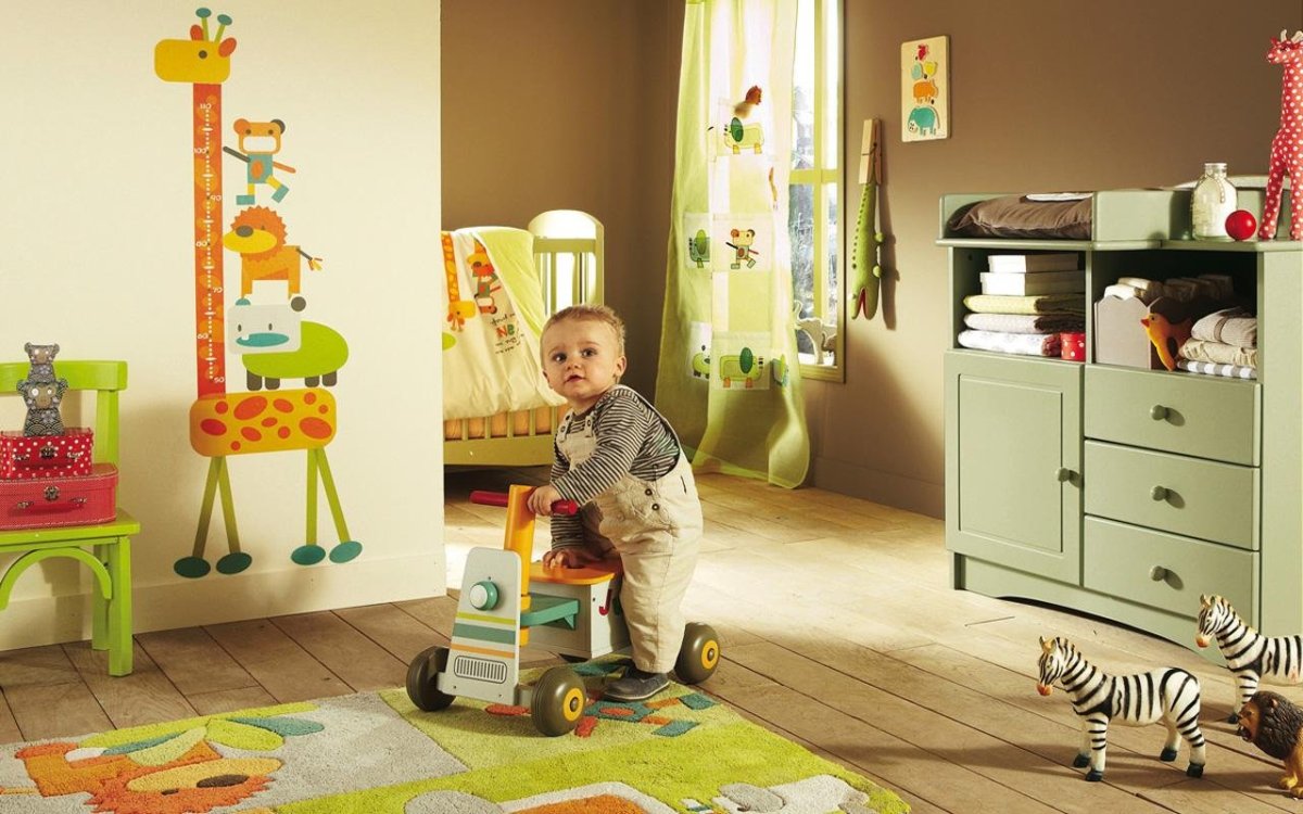 Детская комната с детьми