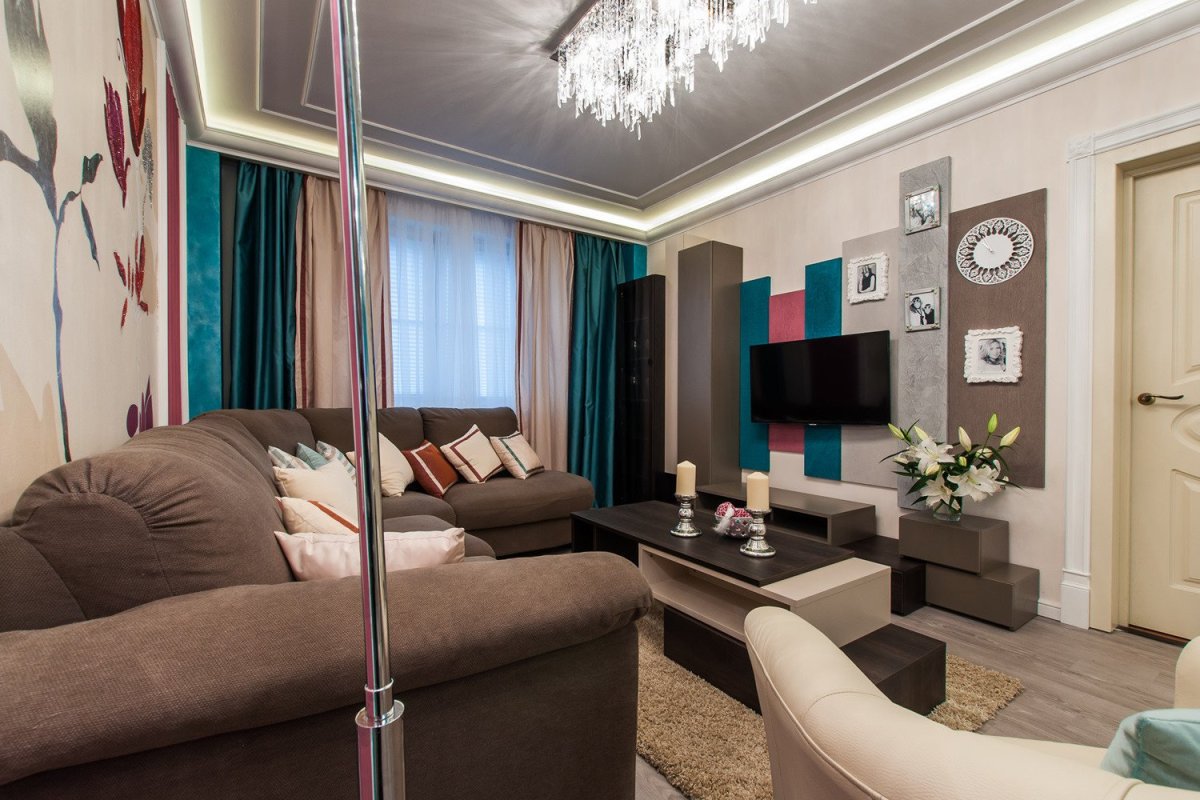 Гостиная с двумя дверями на одной стене