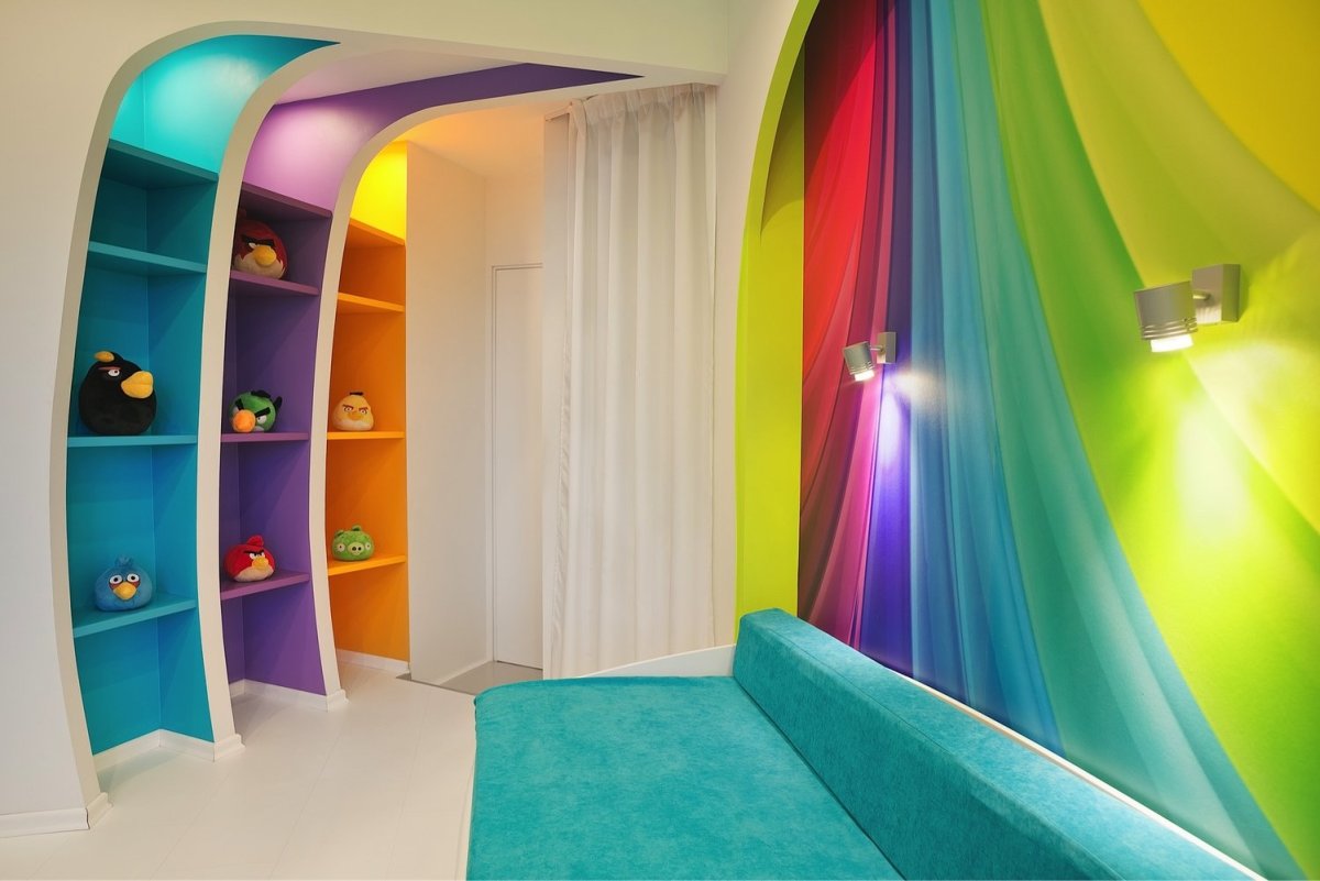 Комната в радужных тонах