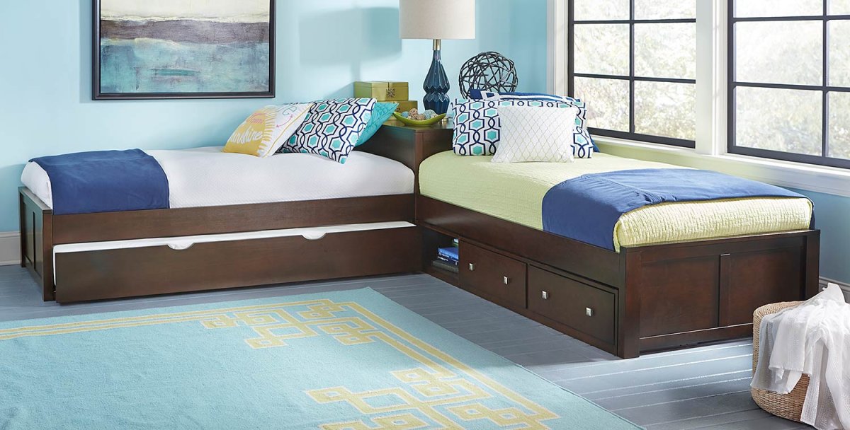 Спальня для двоих детей кровати углом