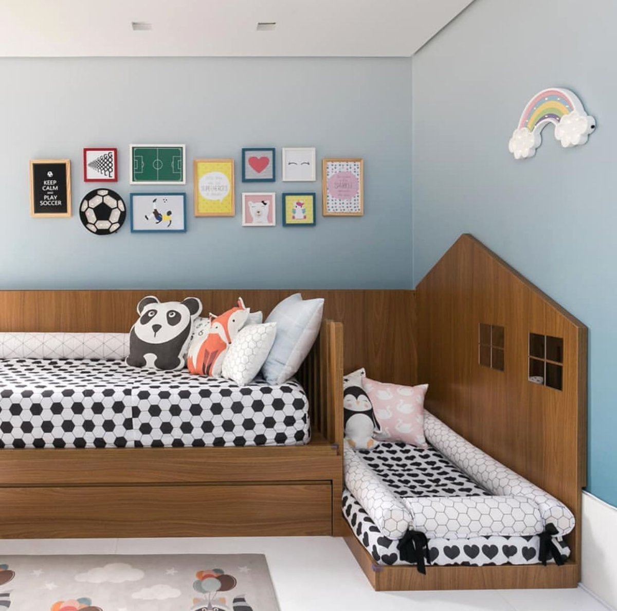 Две детские кровати углом