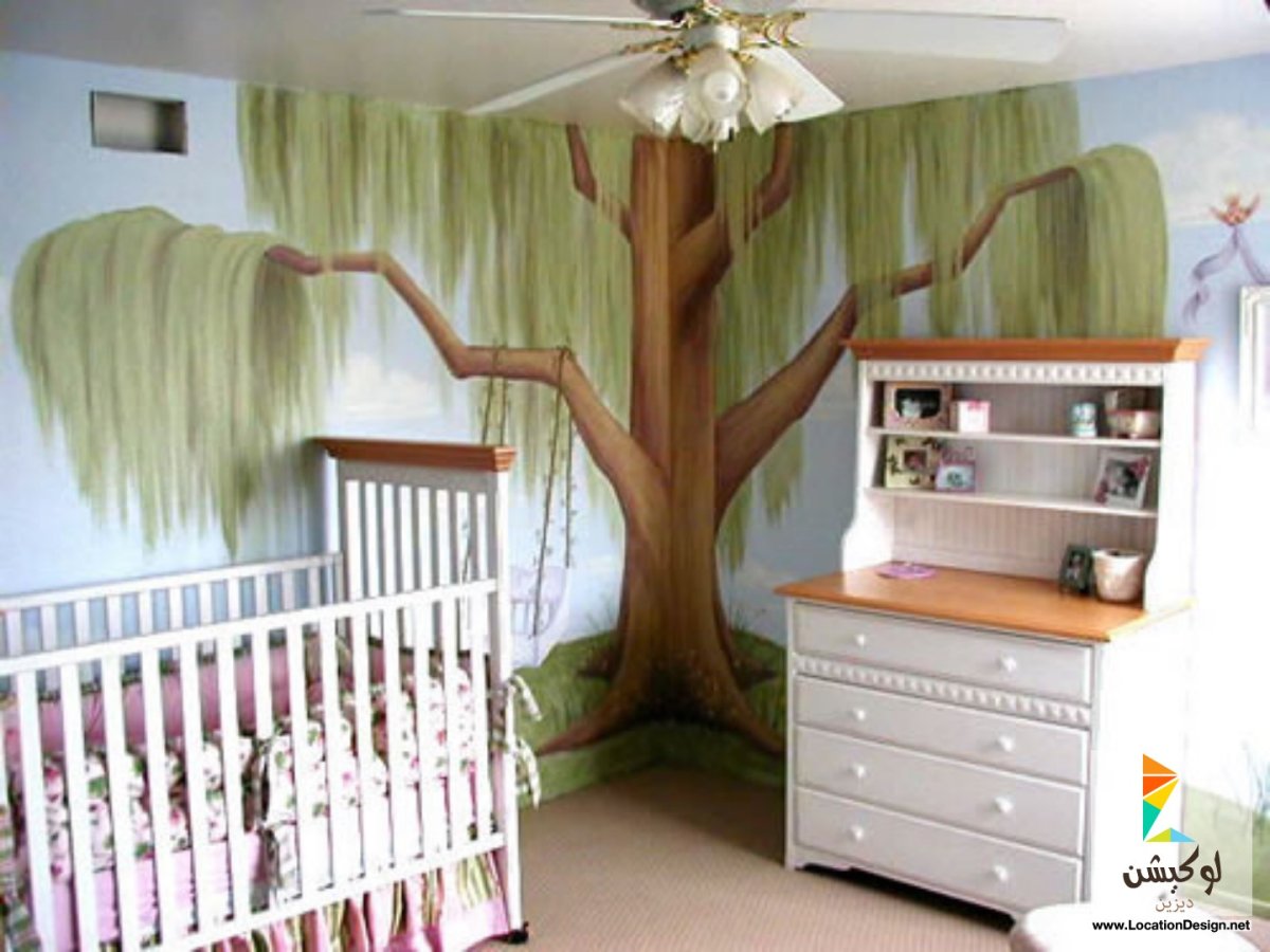Дерево на стене в интерьере детской