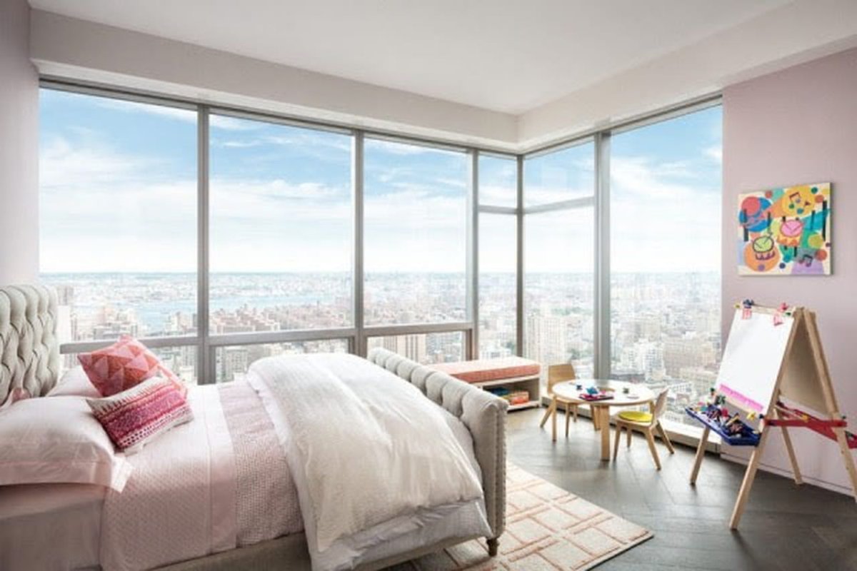 Спальня с панорамными окнами в небоскребе