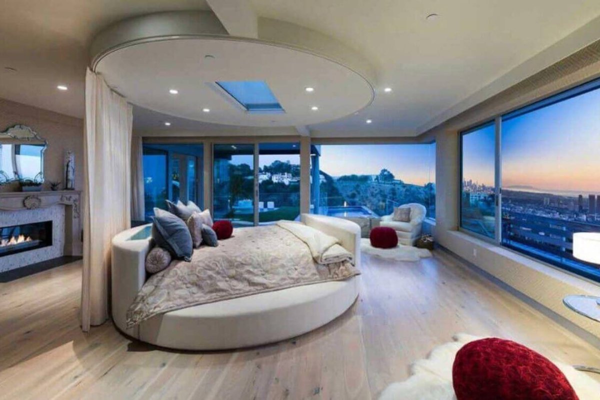Шикарная спальня с панорамными окнами