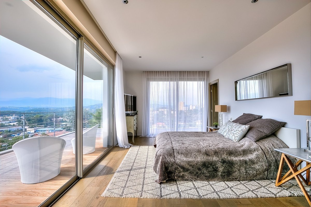 Комната с большими окнами