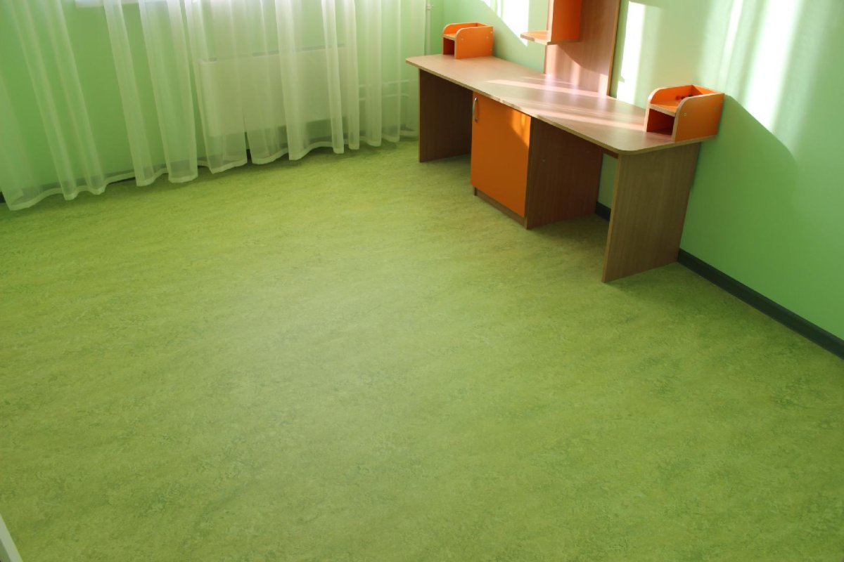 Зеленый линолеум в интерьере