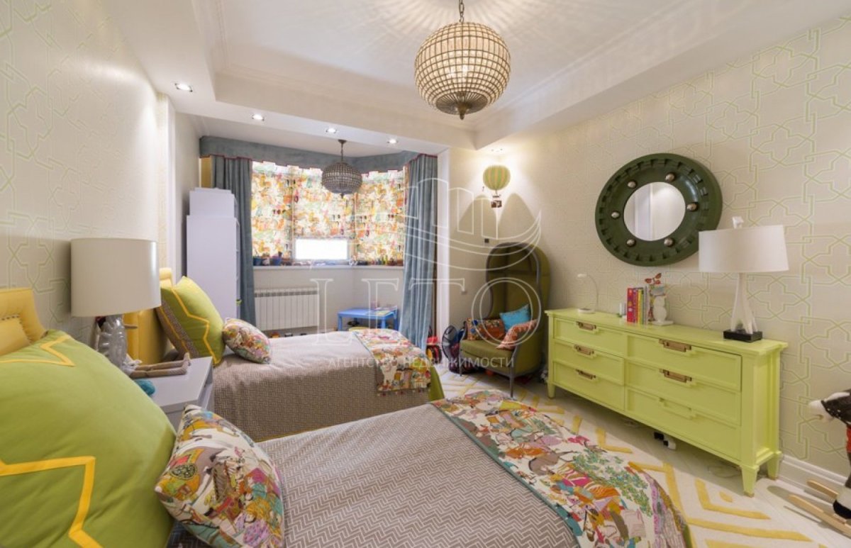 Рабочая зона для школьника у окна эркер