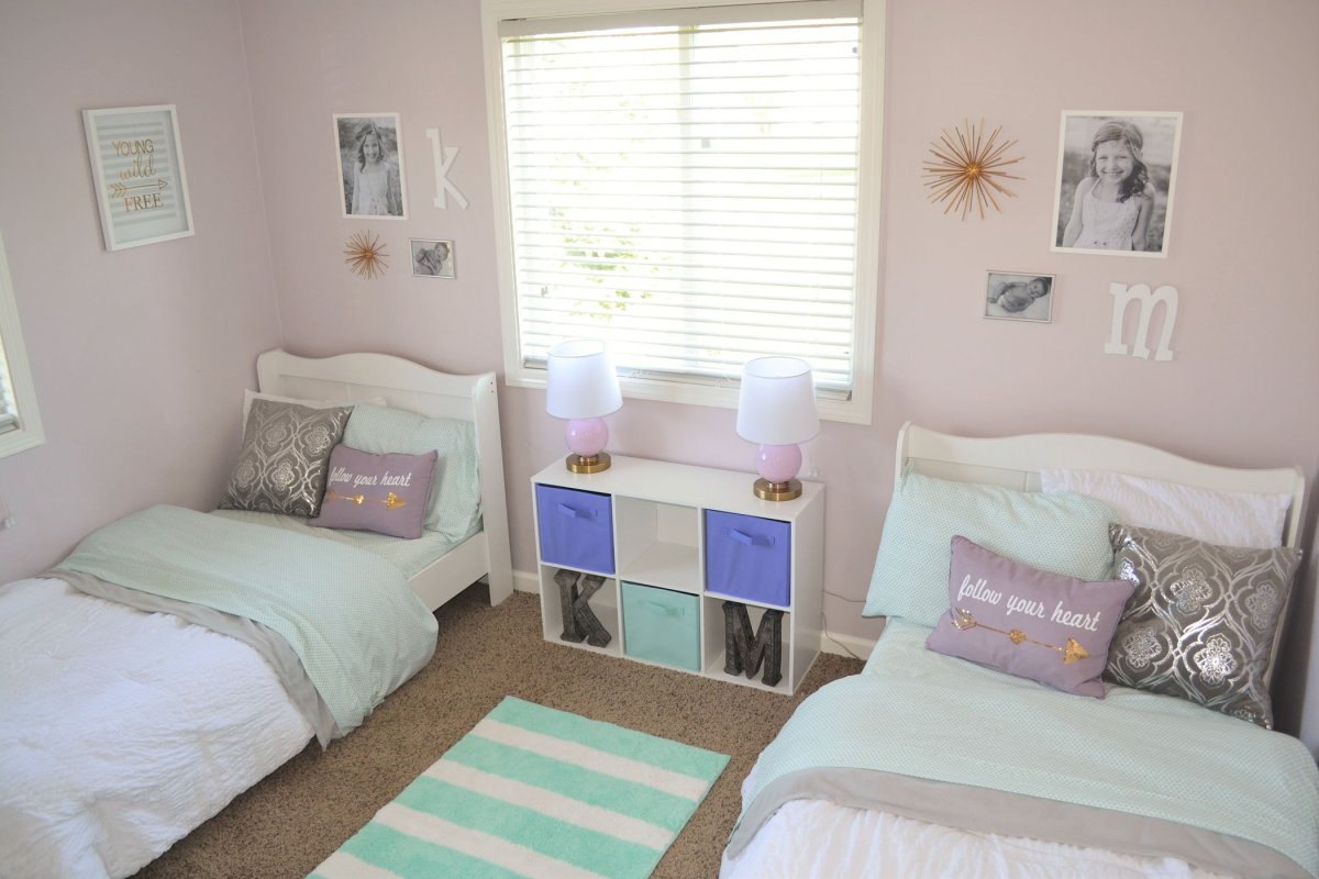 Интерьер спальни для девочек двойняшек