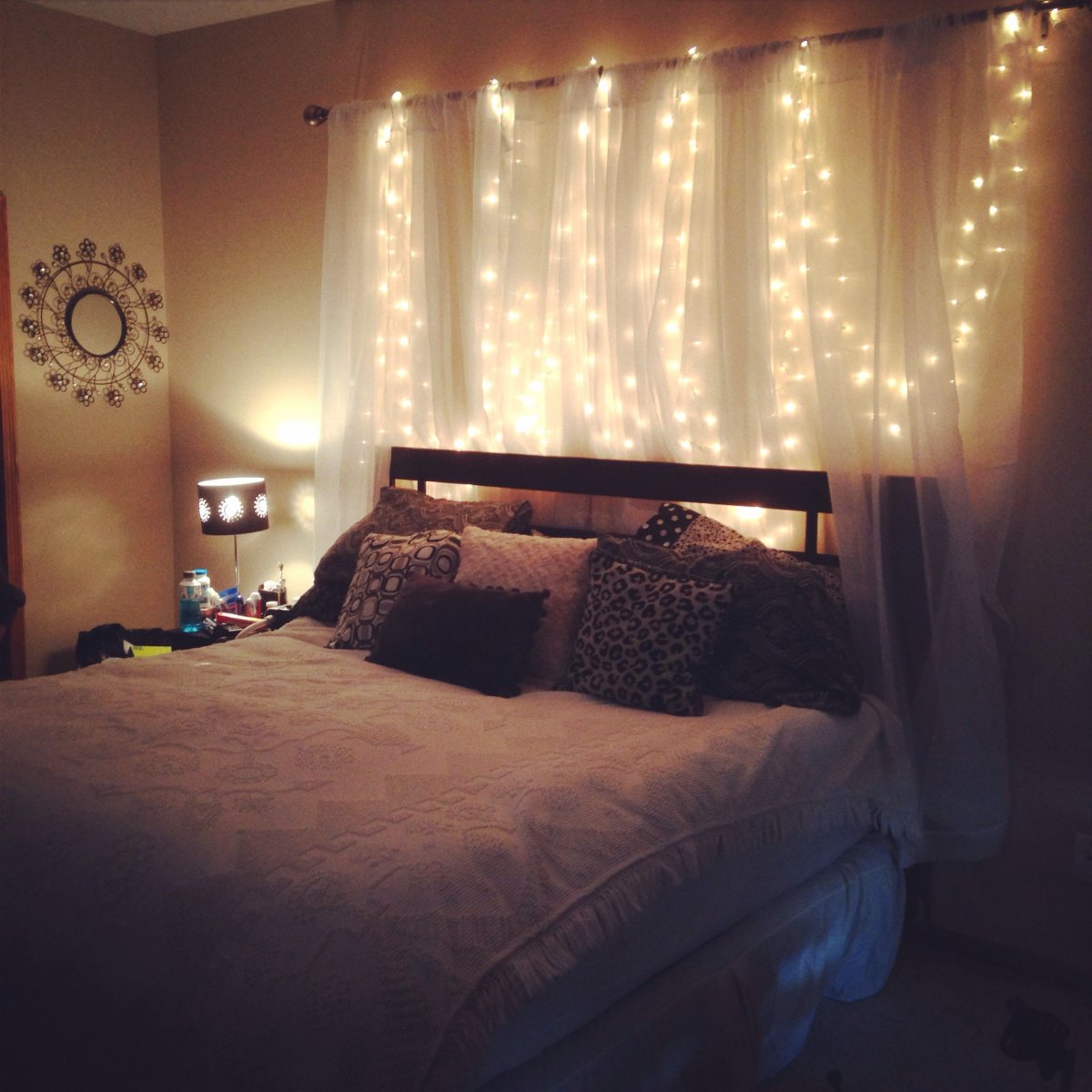 Гирлянда в изголовье кровати