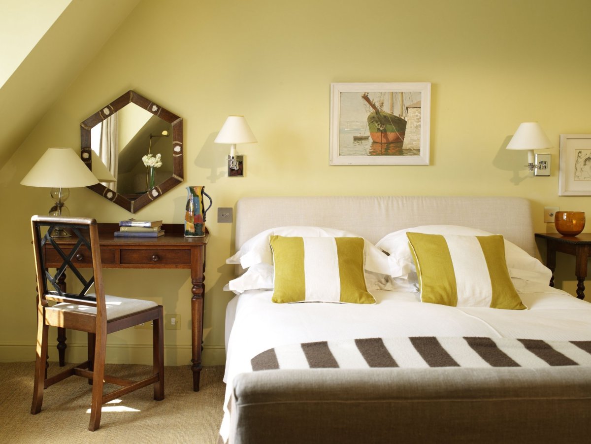 Гирлянды на стене над кроватью