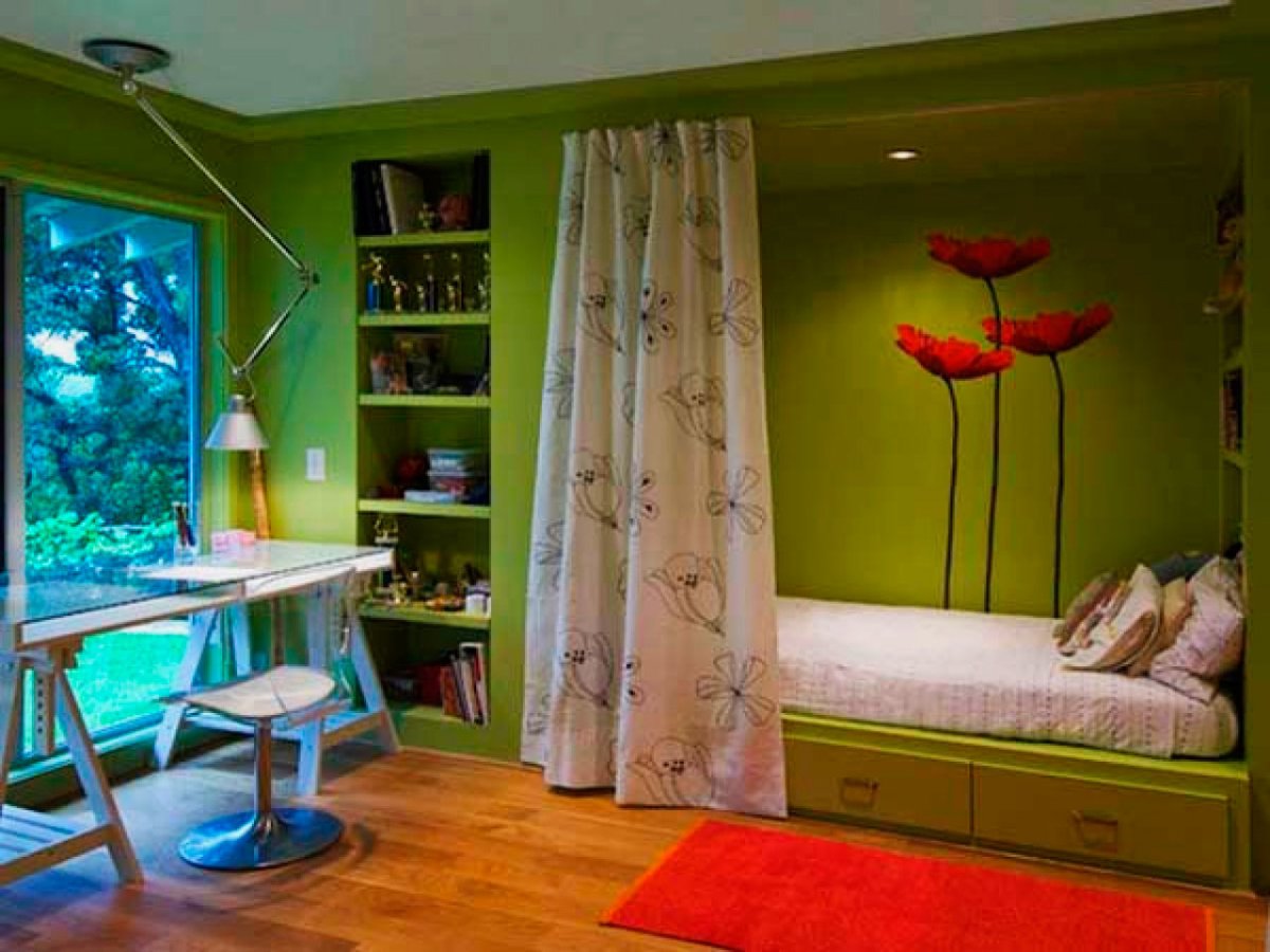 Кровать за шторой в детской