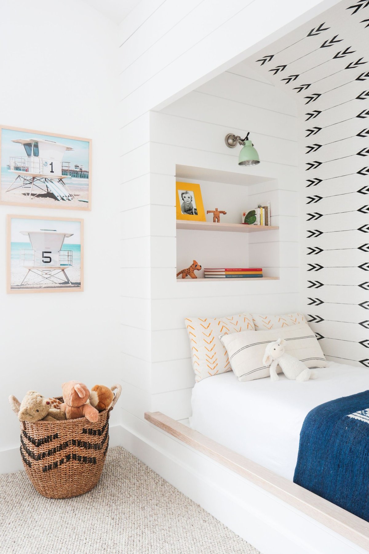 Книжные полки в интерьере