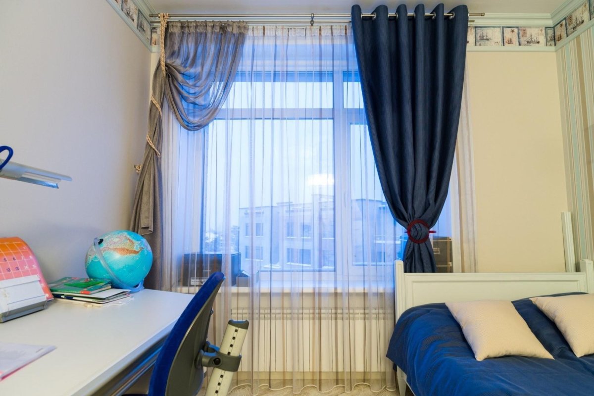 Синие шторы в интерьере гостиной