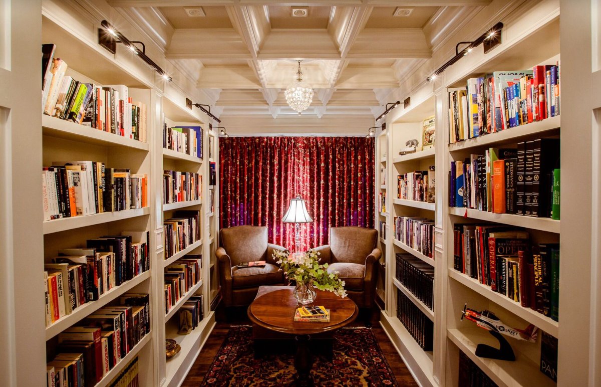 Комната с книжными полками