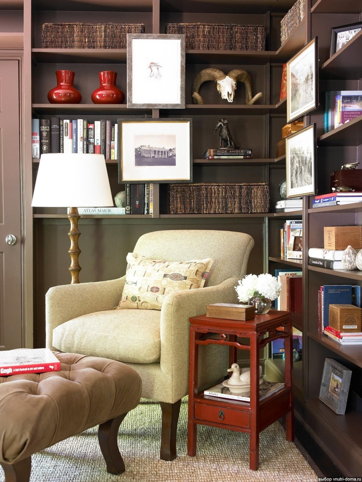 Интерьер с книжными полками