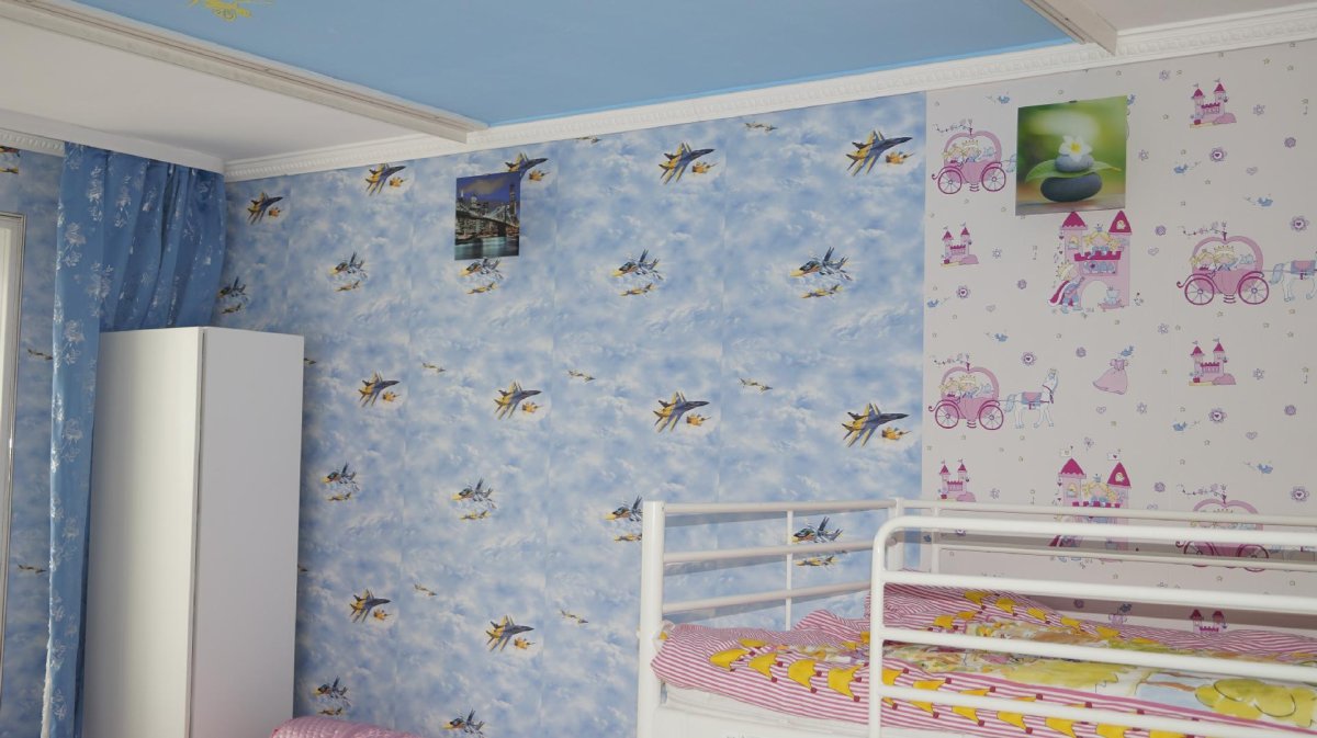Поклейка обоев в детскую комнату