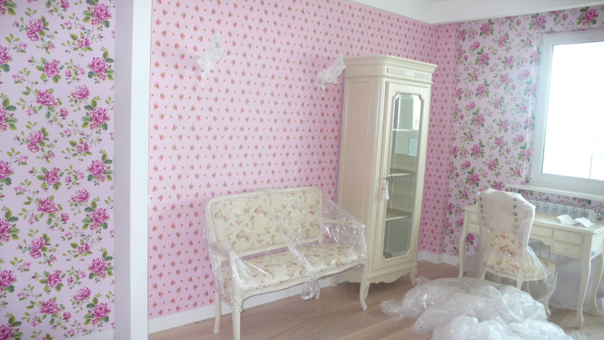 Варианты оклейки стен обоями в розово-белых тонах