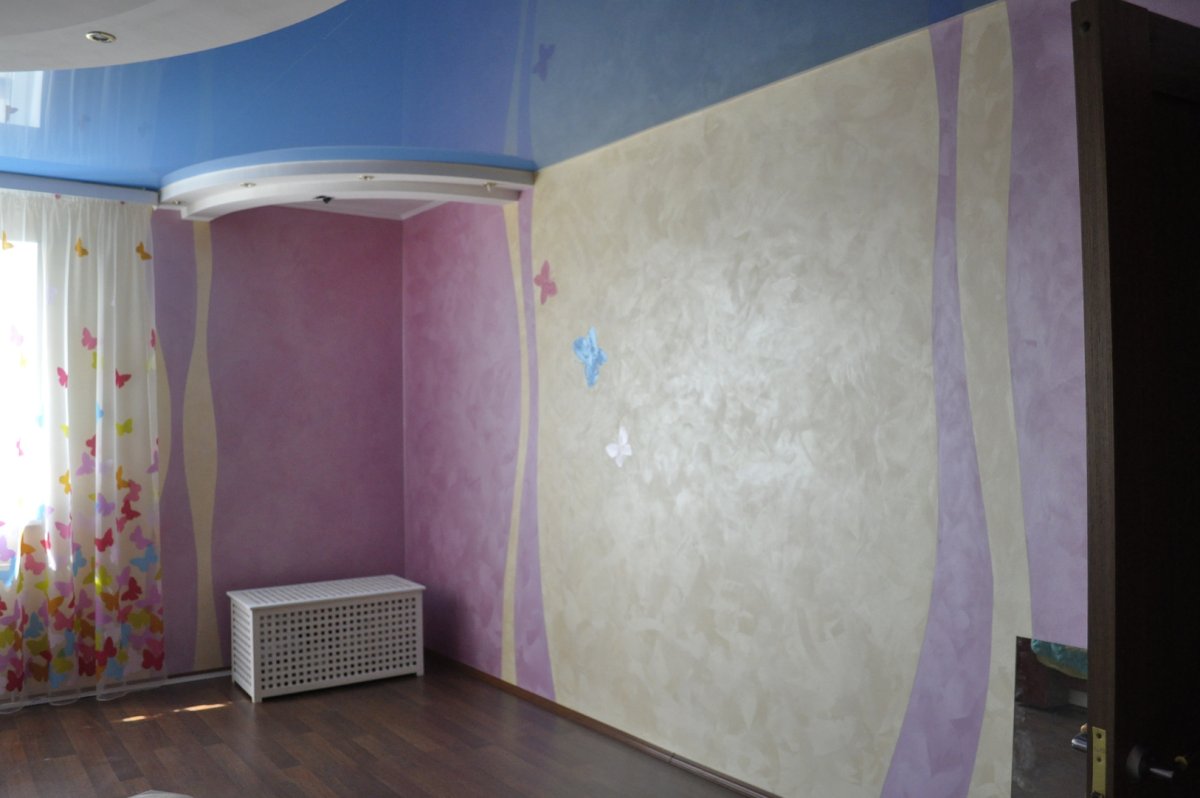 Поклейка обоев двух видов в детской