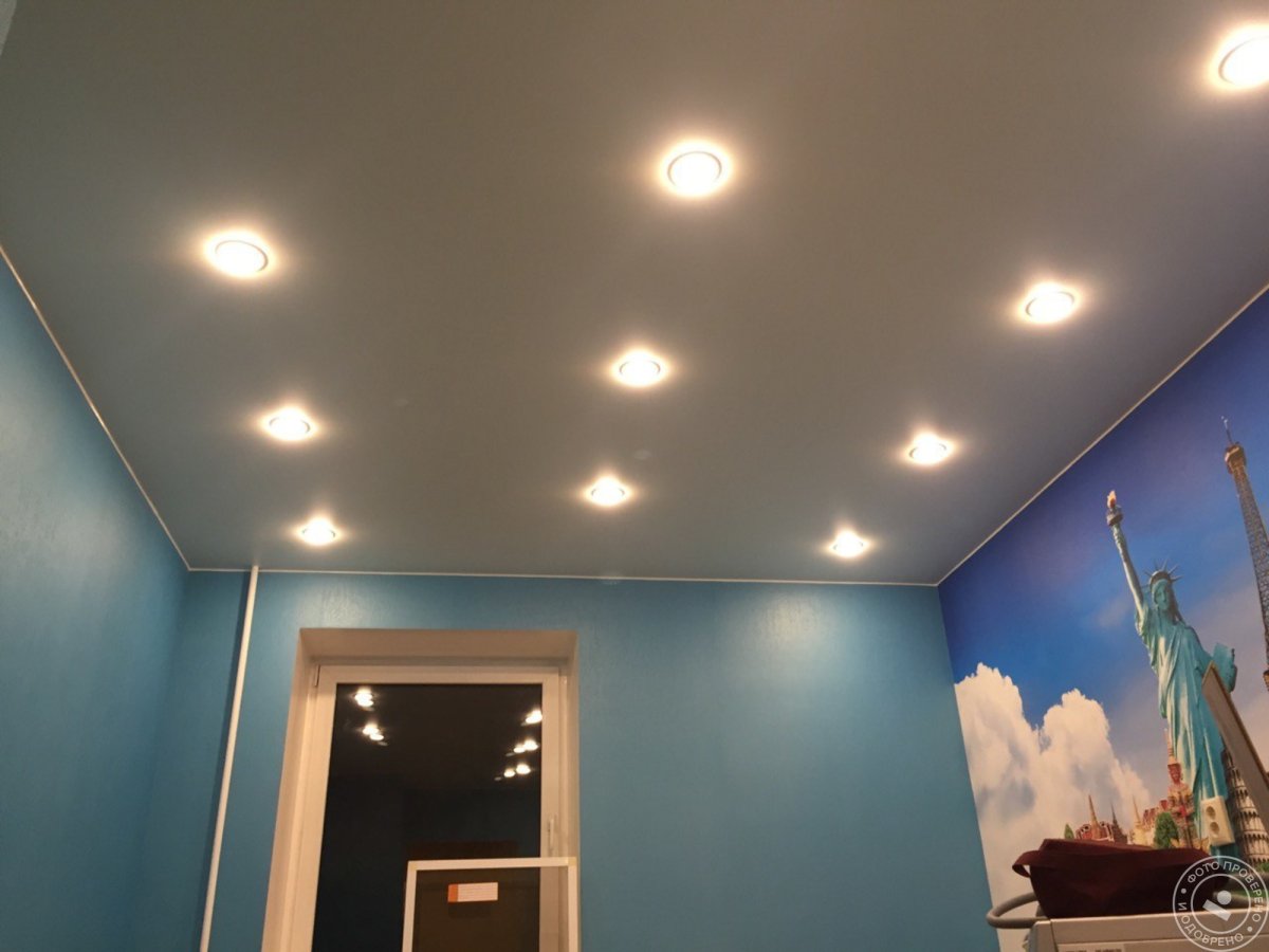 Натяжные потолки с точечной подсветкой