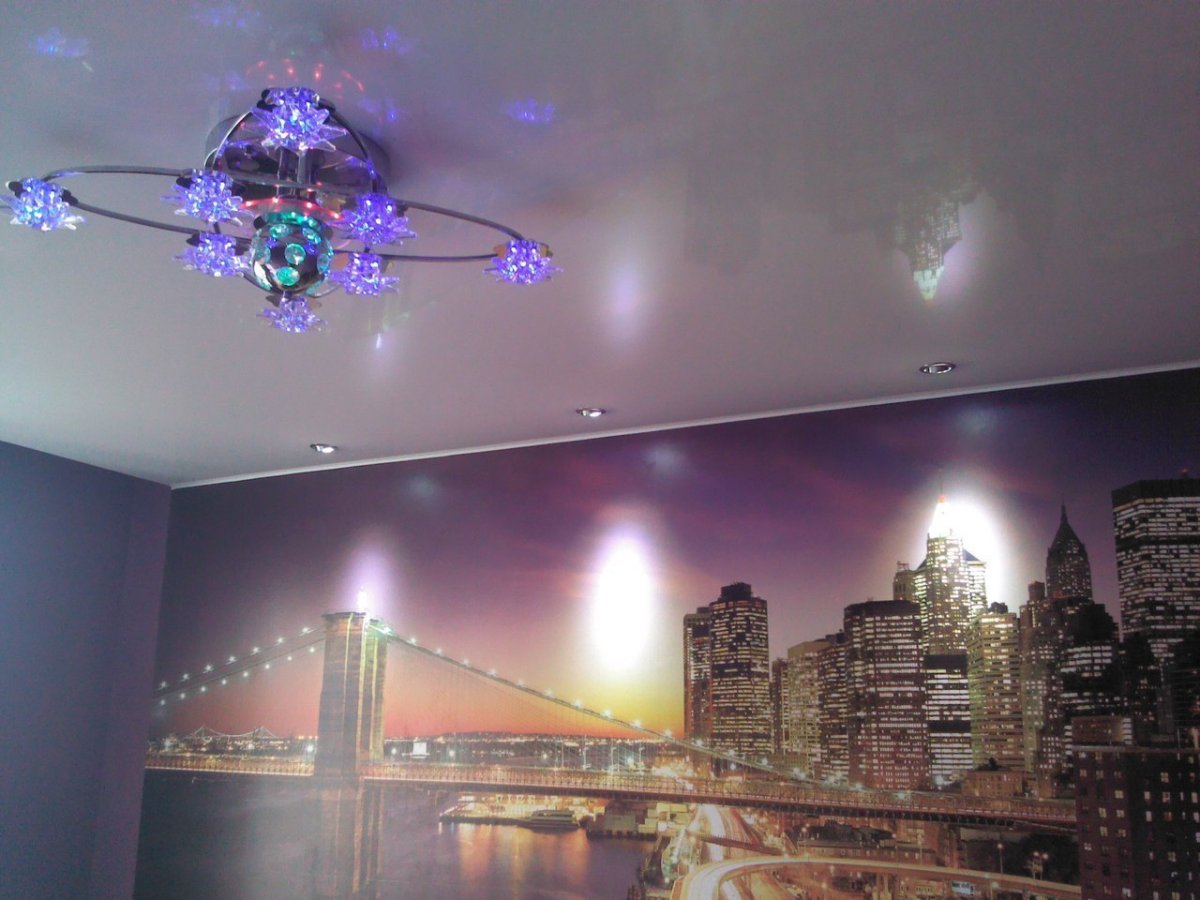 Натяжной потолок с люстрой и точечными светильниками