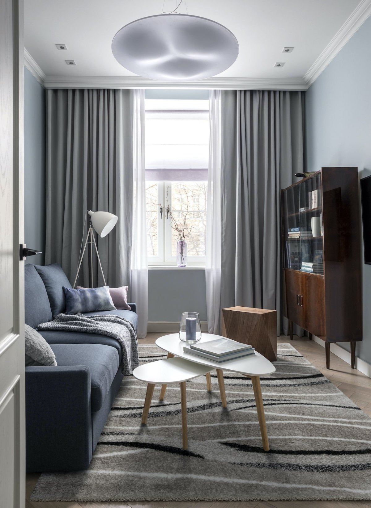 Современная гостиная в серых тонах