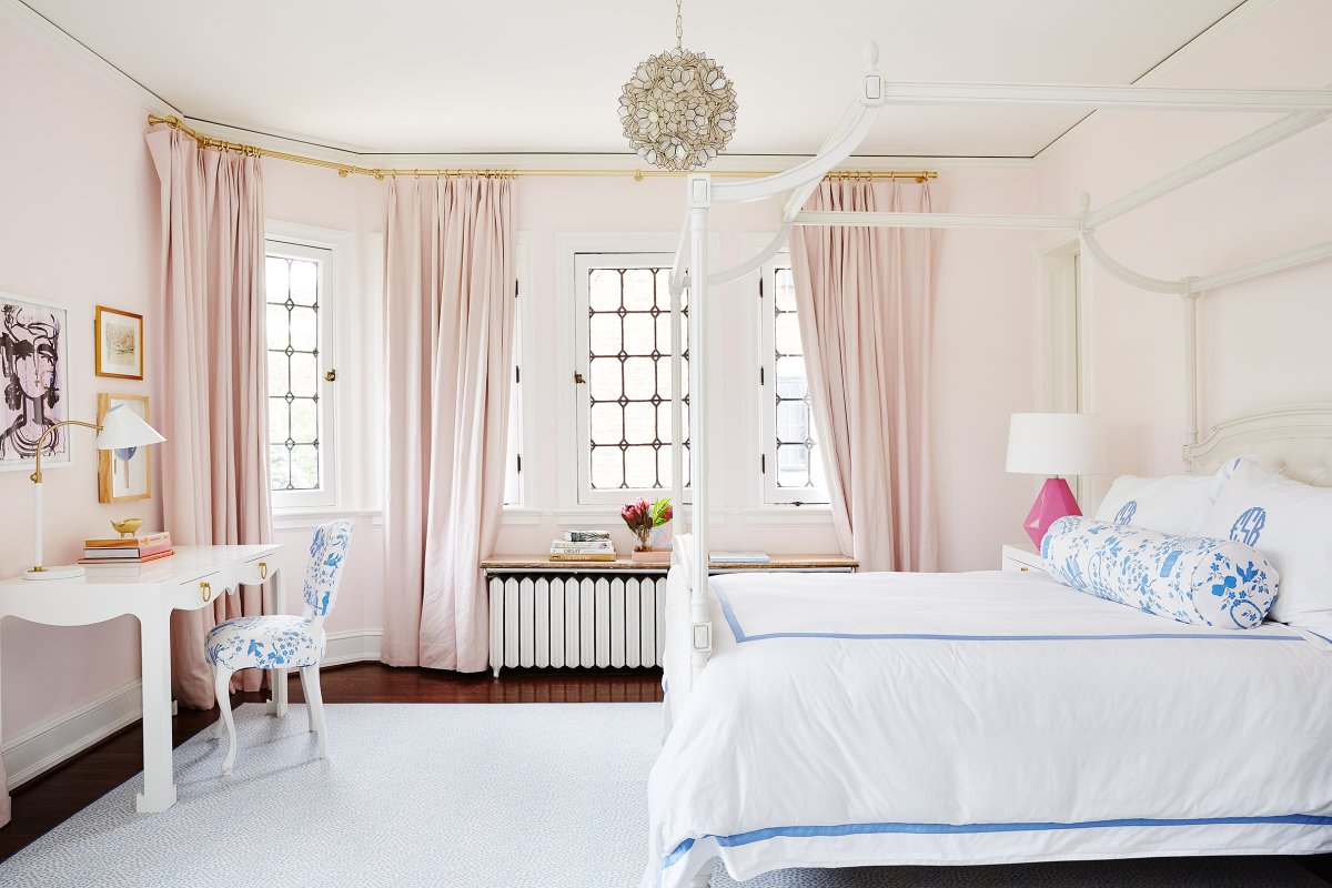 Бледно-розовые шторы в спальне