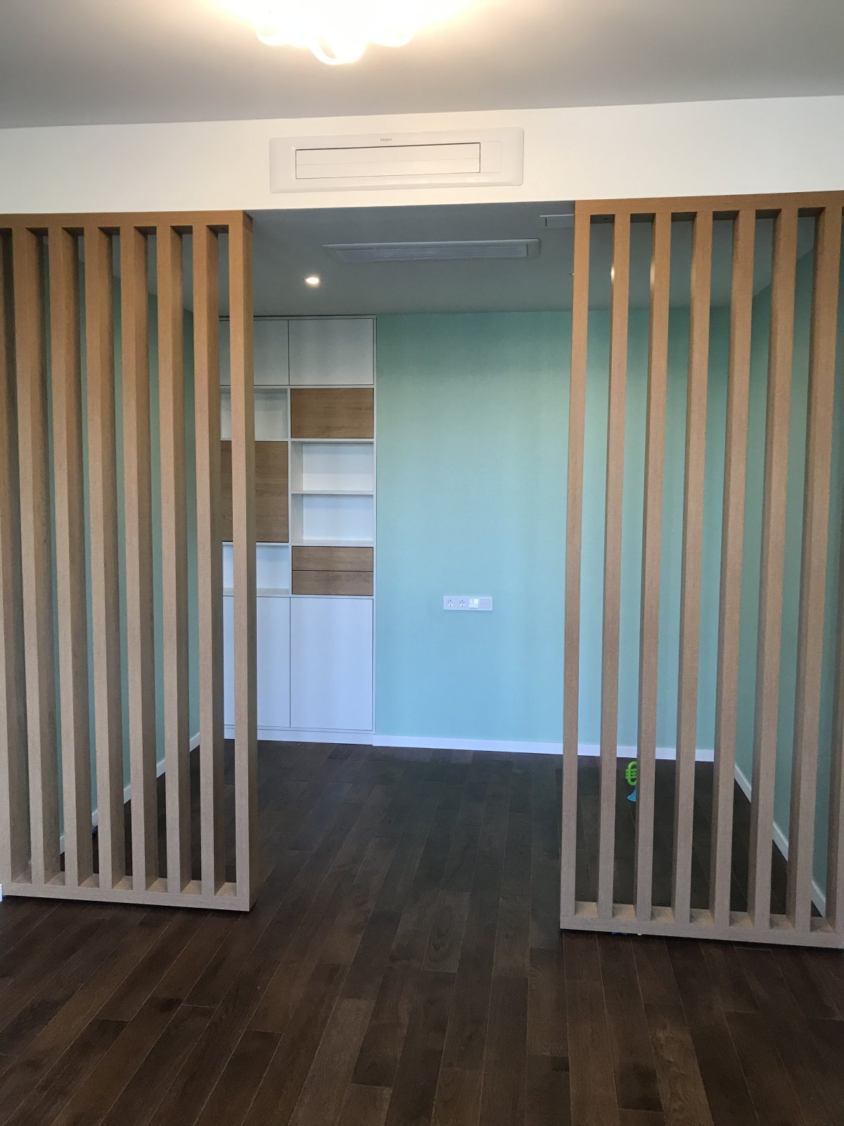 Зонирование комнаты рейками