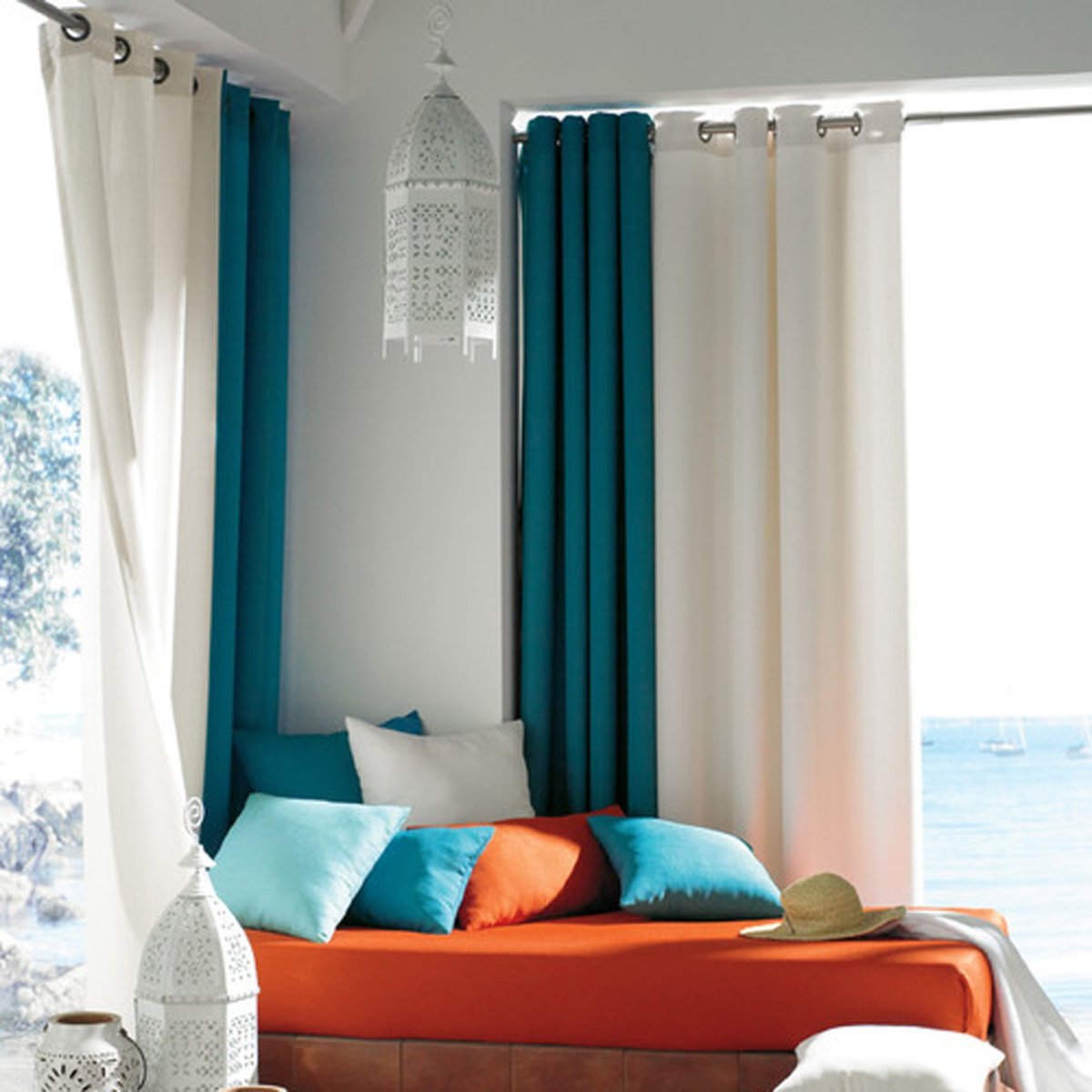 Шторы в бирюзовую спальню с белой кроватью