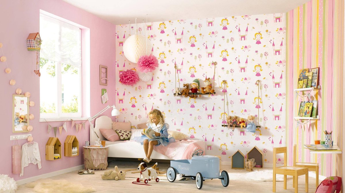 Обои на стене в детской комнате