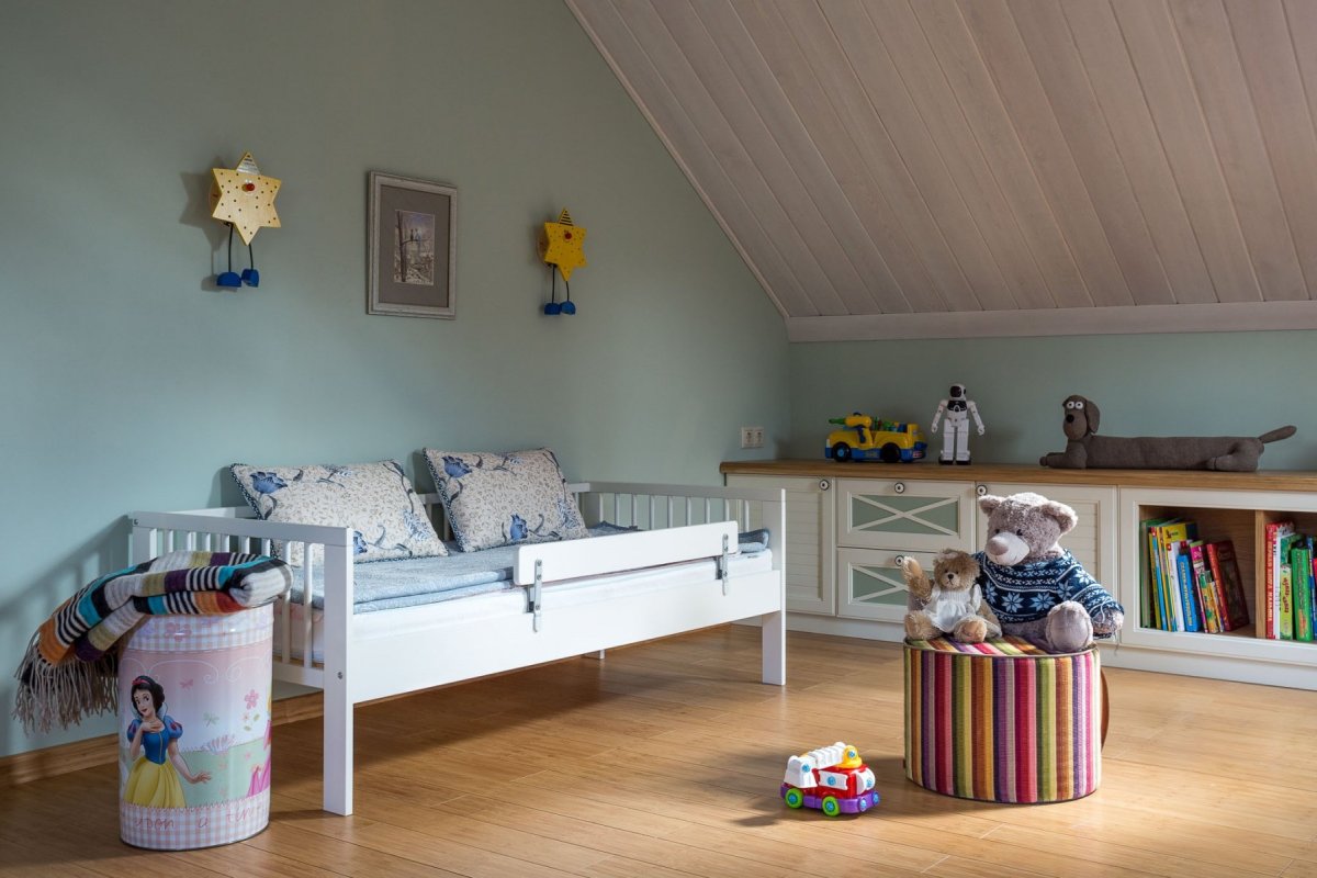 Интерьер спальни в деревянном доме