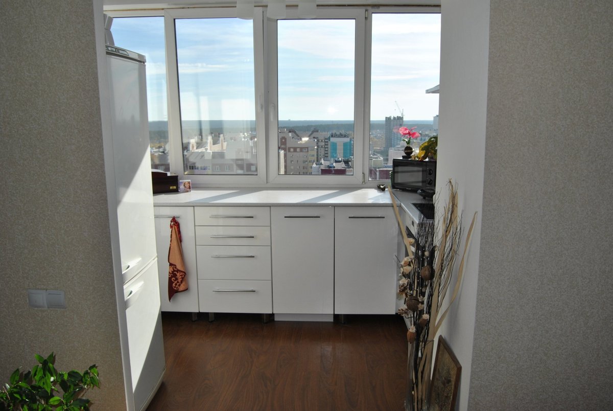 Интерьер кухни с балконом