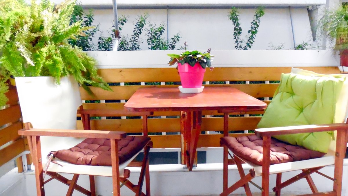 Застекленный балкон с цветами