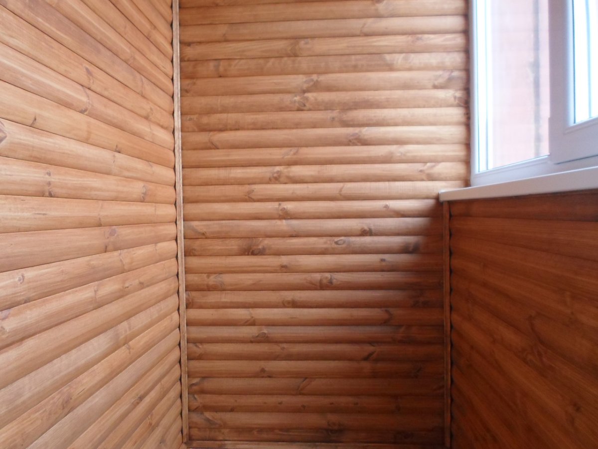 Отделка балкона деревянной вагонкой