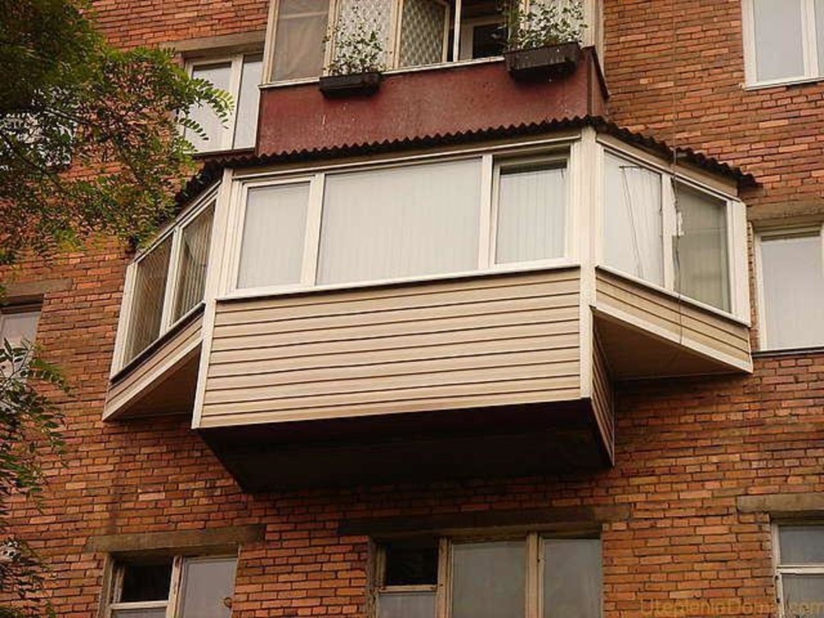 Застекленный большой балкон