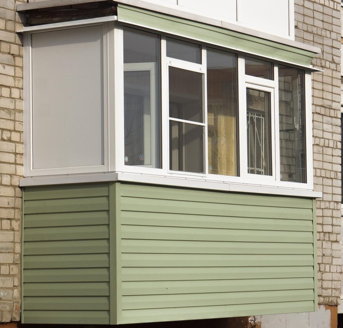 Отделка балкона панелями